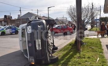 Impactante choque y vuelco: tres heridos Imagen de la nota: Impactante choque y vuelco: tres heridos