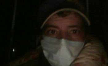 El hombre que duerme en Parque Mitre recibió ayuda Imagen de la nota: El hombre que duerme en Parque Mitre recibió ayuda