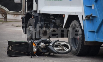 Motociclista hospitalizado tras chocar un camión Imagen de la nota: Motociclista hospitalizado tras chocar un camión