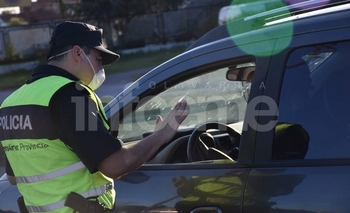 Imagen de la nota: Policía llevaba dos soldados en el baúl del auto