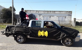 Se subió al batimóvil para repartir juguetes Imagen de la nota: Se subió al batimóvil para repartir juguetes