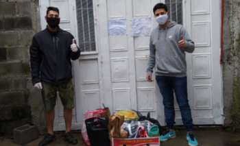 Un grupo de jóvenes reparte donaciones Imagen de la nota: Un grupo de jóvenes reparte donaciones