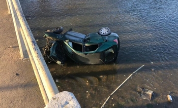 Sufrió un desperfecto mecánico en su auto y cayó al arroyo Azul Imagen de la nota: Sufrió un desperfecto mecánico en su auto y cayó al arroyo Azul