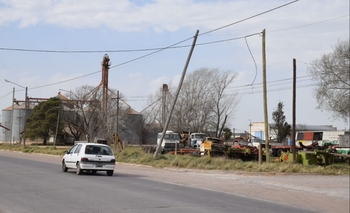 Imagen de la nota: Video: un poste a punto de caer por las ráfagas de viento