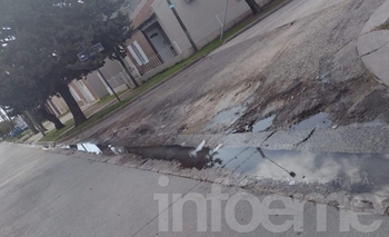 Reclaman por un bache en Avenida Sarmiento y Piedras Imagen de la nota: Reclaman por un bache en Avenida Sarmiento y Piedras