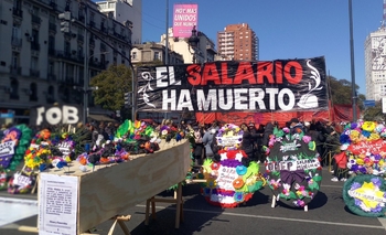 Imagen de la nota: “Velan” al salario en plena Plaza de Mayo
