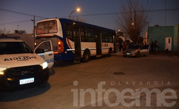 Imagen de la nota: Fortísimo choque entre un colectivo de línea y un remis