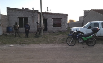 Imagen de la nota: Gran despliegue policial en allanamiento por robo