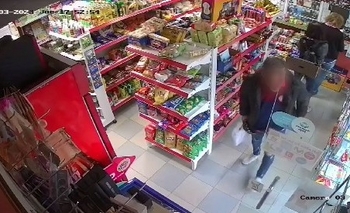 In Fraganti: robó una gorra de un kiosco y fue captado por las cámaras de seguridad Imagen de la nota: In Fraganti: robó una gorra de un kiosco y fue captado por las cámaras de seguridad