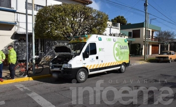 Choque entre una ambulancia y un auto: no hubo heridos Imagen de la nota: Choque entre una ambulancia y un auto: no hubo heridos