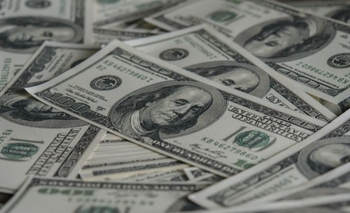 Imagen de la nota: El dólar blue pegó un fuerte salto, rompió un récord y llegó a $596