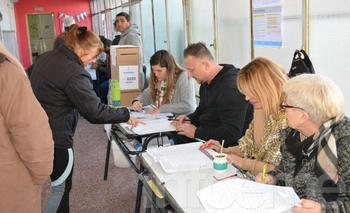 Inició la votación en Olavarría con demoras en algunas escuelas Imagen de la nota: Inició la votación en Olavarría con demoras en algunas escuelas