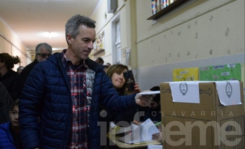 Jauregui emitió su voto: “Hay que cambiar las listas sábanas por boletas únicas” Imagen de la nota: Jauregui emitió su voto: “Hay que cambiar las listas sábanas por boletas únicas”
