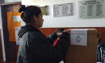 Una adolescente votó por primera vez:  Imagen de la nota: Una adolescente votó por primera vez: