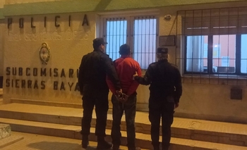 Sierras Bayas: detuvieron a un hombre de 55 años por un grave hecho de abuso sexual Imagen de la nota: Sierras Bayas: detuvieron a un hombre de 55 años por un grave hecho de abuso sexual