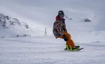 Imagen de la nota: Esquel: la aventura de surfear la nieve patagónica
