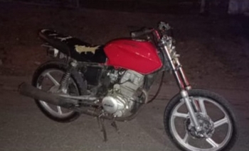 Compró una moto con pedido de secuestro, lo paró la policía y tuvo que volver a pie Imagen de la nota: Compró una moto con pedido de secuestro, lo paró la policía y tuvo que volver a pie