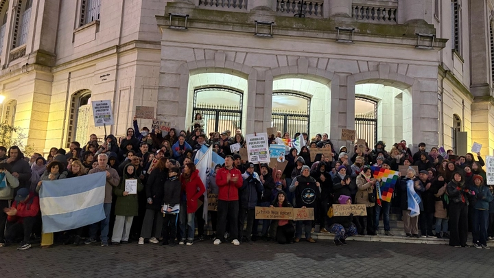 "Esta batería de reformas tiene como objetivo la entrega absoluta del país"