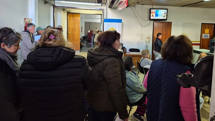 El recorte de prestaciones y la falta de personal resiente la atención en el PAMI