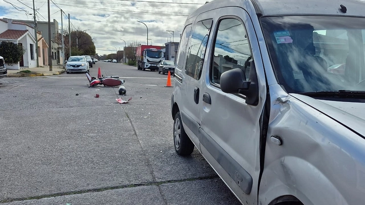 Una motociclista con graves lesiones por una colisión con un utilitario