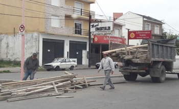 Camión perdió su carga en avenida Colón Imagen de la nota: Camión perdió su carga en avenida Colón