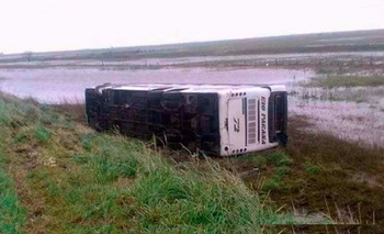 Imagen de la nota: En medio de temporal, volcó micro en la ruta 29 