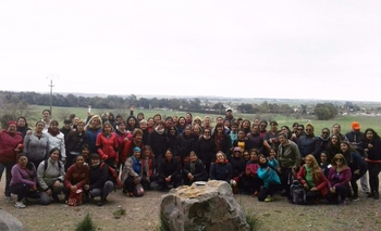 Imagen de la nota: A pesar del clima, se realizó la caminata por Loma Negra