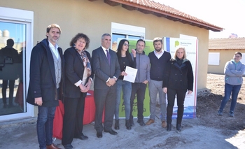 Imagen de la nota: Entregaron cinco viviendas en el barrio Educadores