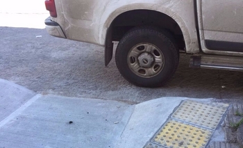 Imagen de la nota: Reclamo por obstrucción de rampa en la vía pública