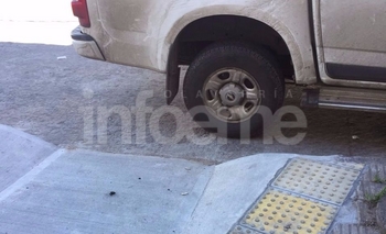 Imagen de la nota: Reclamo por obstrucción de rampa en la vía pública