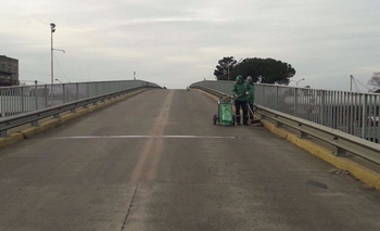 Imagen de la nota: Realizaron tareas de limpieza en el puente de Av. Colón