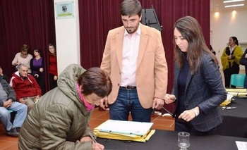 Este martes se realizará un acto de firma y entrega de escrituras Imagen de la nota: Este martes se realizará un acto de firma y entrega de escrituras