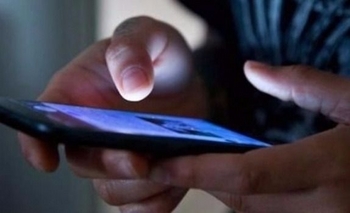 Imagen de la nota: Espiar el celular y las redes sociales de la pareja es un delito federal