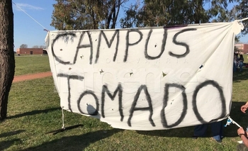 Imagen de la nota: Tras una asamblea, se tomó el campus universitario
