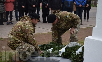 Imagen de la nota: Colocaron ofrendas al pie del monumento a Sarmiento