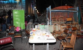 Imagen de la nota: Trabajadores municipales levantaron la carpa