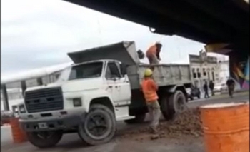 Imagen de la nota: Carga y descarga: el video que se volvió viral en Olavarría