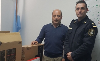 Imagen de la nota: Entregaron material informático y de obra a dependencias policiales