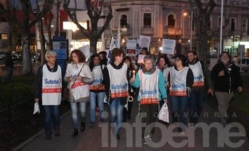 Imagen de la nota: Docentes se manifestaron con antorchas en la plaza 