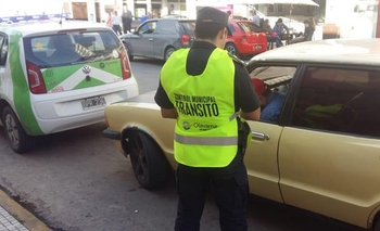 Imagen de la nota: Entregaron indumentaria a encargados de tránsito