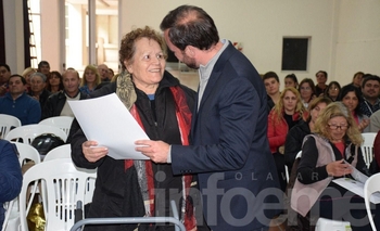 Acto de firma de escrituras sociales y entrega de títulos de propiedad Imagen de la nota: Acto de firma de escrituras sociales y entrega de títulos de propiedad