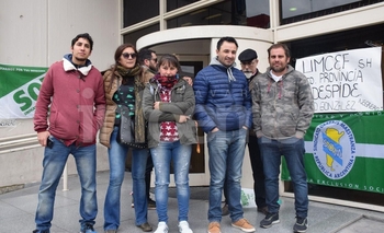 Protesta frente al Banco por despido de dos empleadas Imagen de la nota: Protesta frente al Banco por despido de dos empleadas