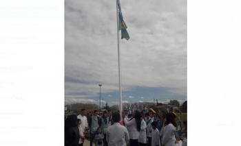 Imagen de la nota: Día del maestro: En barrio AOMA se realizó una suelta de palomas