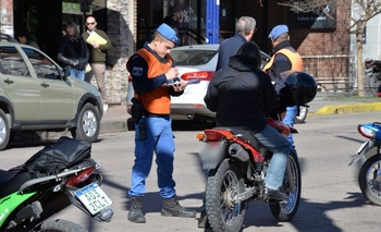 Imagen de la nota: Retienen más de 20 vehículos en controles de tránsito 