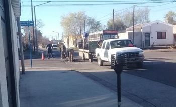 Tras el reclamo vecinal, bachean calle en barrio Luján Imagen de la nota: Tras el reclamo vecinal, bachean calle en barrio Luján