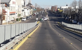Imagen de la nota: Realizaron limpieza en el puente de avenida Colón