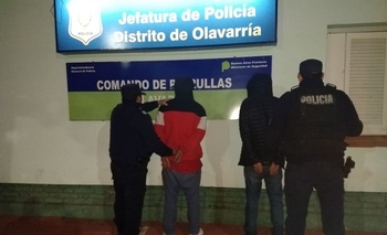 Los atrapan cuando atacaban un auto a piedrazos Imagen de la nota: Los atrapan cuando atacaban un auto a piedrazos