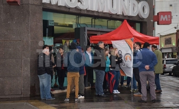 Imagen de la nota: Continúa el acampe de trabajadores de Musimundo frente al local comercial