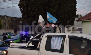 Imagen de la nota: Olavarrienses homenajearon al personal de la salud 