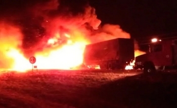 Imagen de la nota: Camionero murió calcinado al quedar atrapado en la cabina